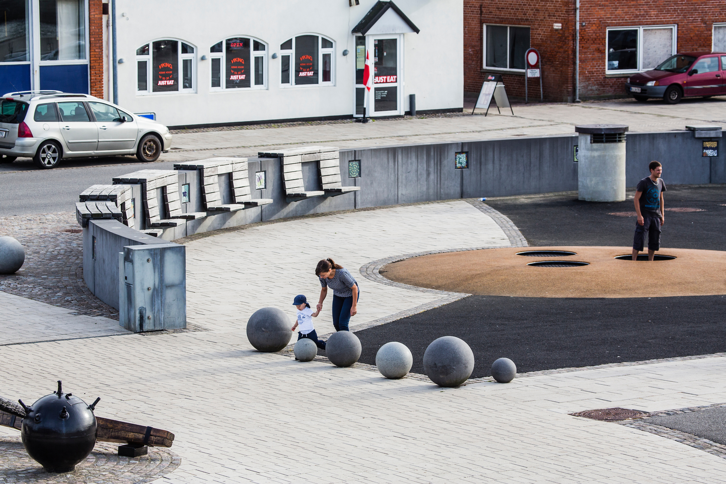 Højvandsmuren i Lemvig sikrer ikke bare byen mod stormflod men kan også bruges i det daglige til leg, ophold og forskellige aktiviteter. Foto: Kontraframe Foto af højvandsmøbel i Lemvig af Hasløv & Kjærsgaard