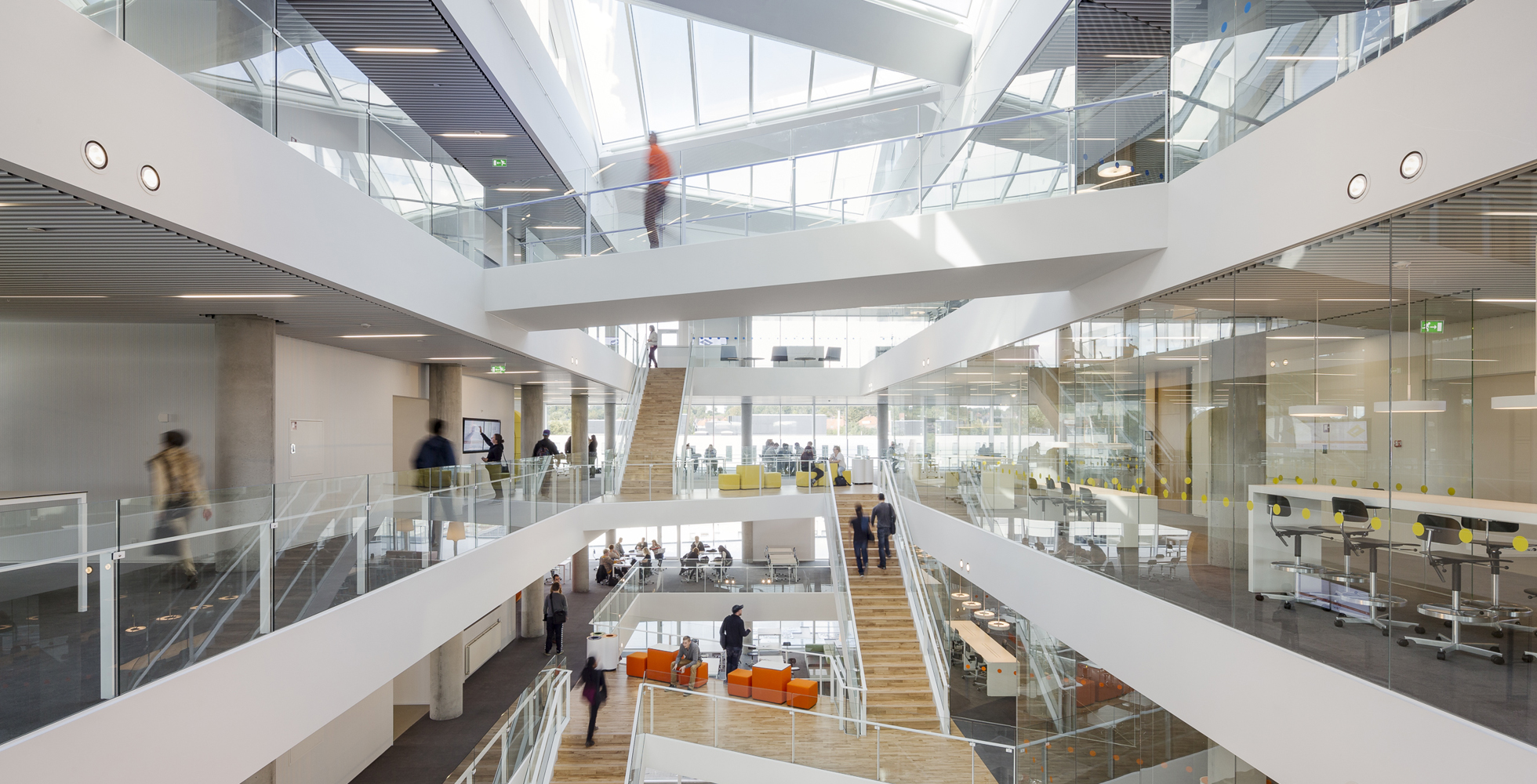 VUC Syd i Haderslev af AART architects er et skoleeksempel på den sociale og samfundsmæssige værdi arkitektur skaber. Foto: Adam Mørk. Foto af VUC Syd i Haderslev af AART architects