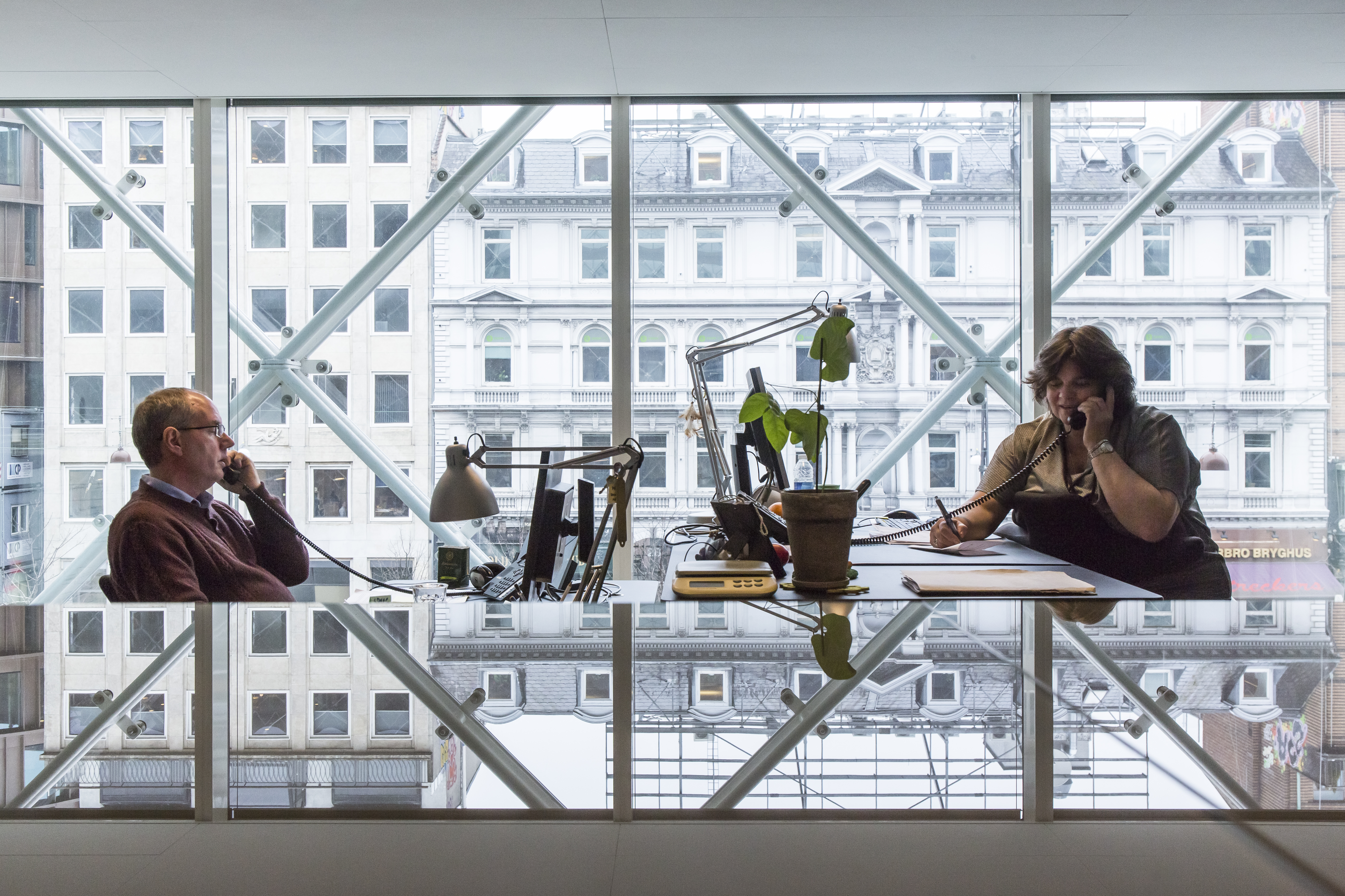 Der vil hele sommeren være folk, der sidder klar til at tage telefonen, hvis du har brug for råd og vejledning. Foto: Rådgivning hos Danske Arkitektvirksomheder