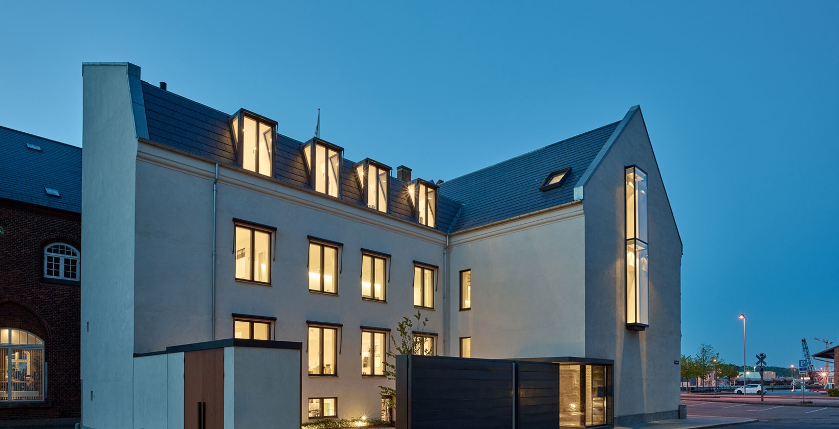 Skibshandlen i Vejle af RAVN Arkitektur er et af de seks nominerede projekter til RENOVER prisen 2017. Foto af Skibshandlen