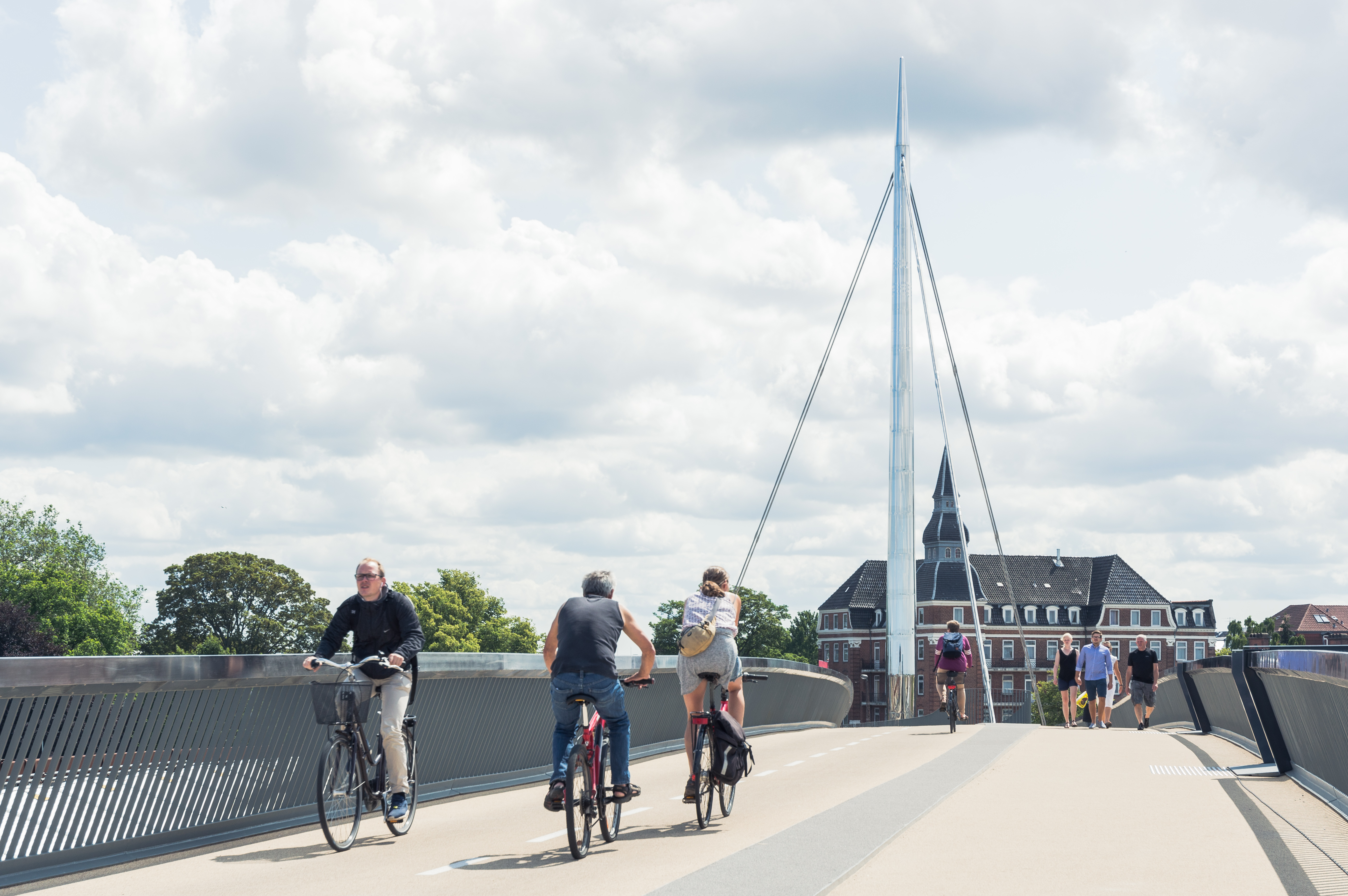 Arkitekter binder byen sammen på op til flere måder ifølge Jane Jegind (V), rådmand i Odense Kommune. Her sker det helt bogstaveligt med Byens Bro af Gottlieb Paludan Architects. Foto: Byens Bro i Odense af Gottlieb Paludan Architects