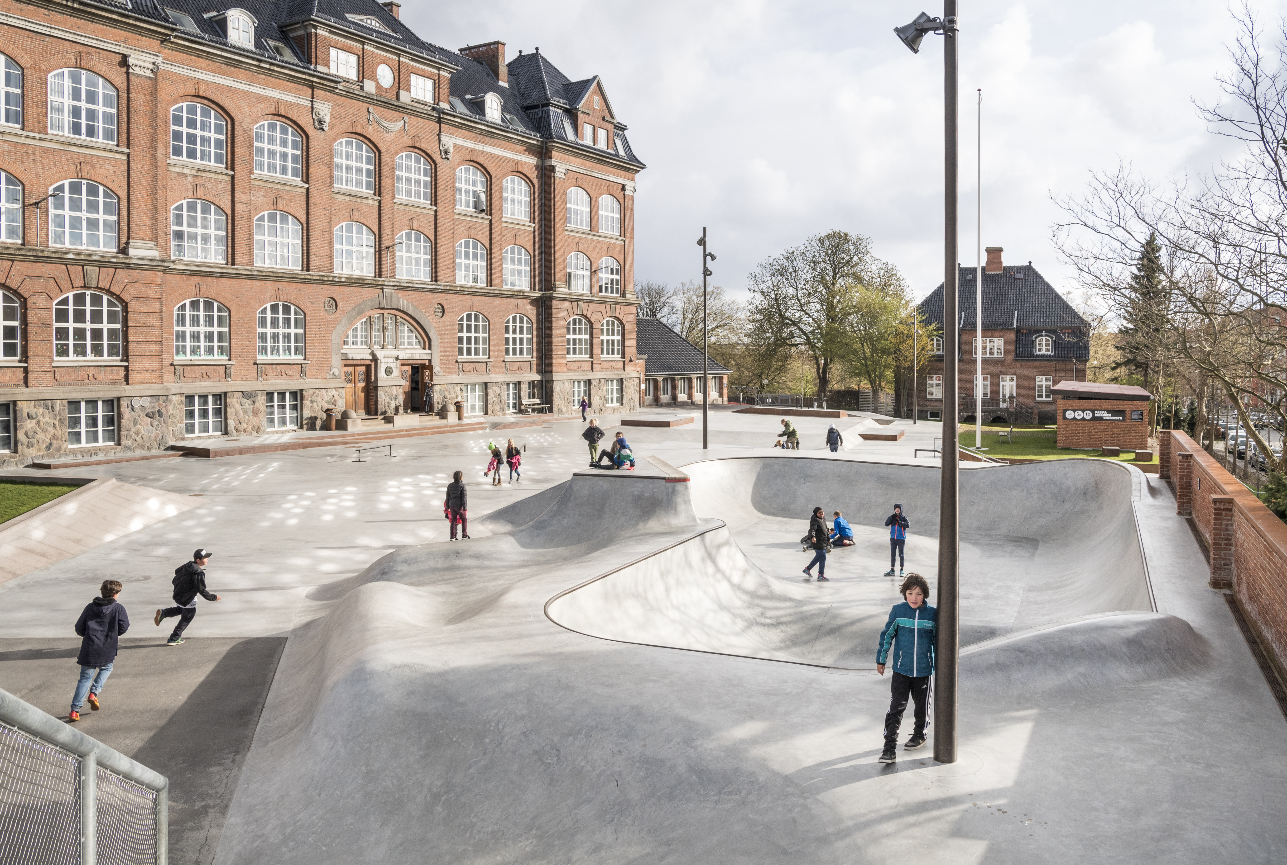 Skatepark af SNE Architects på Læssøegades Skole har - som en ud af flere - modtaget Aarhus Kommunes arkitekturpris 2017. Foto af skatepark af SNE Architects