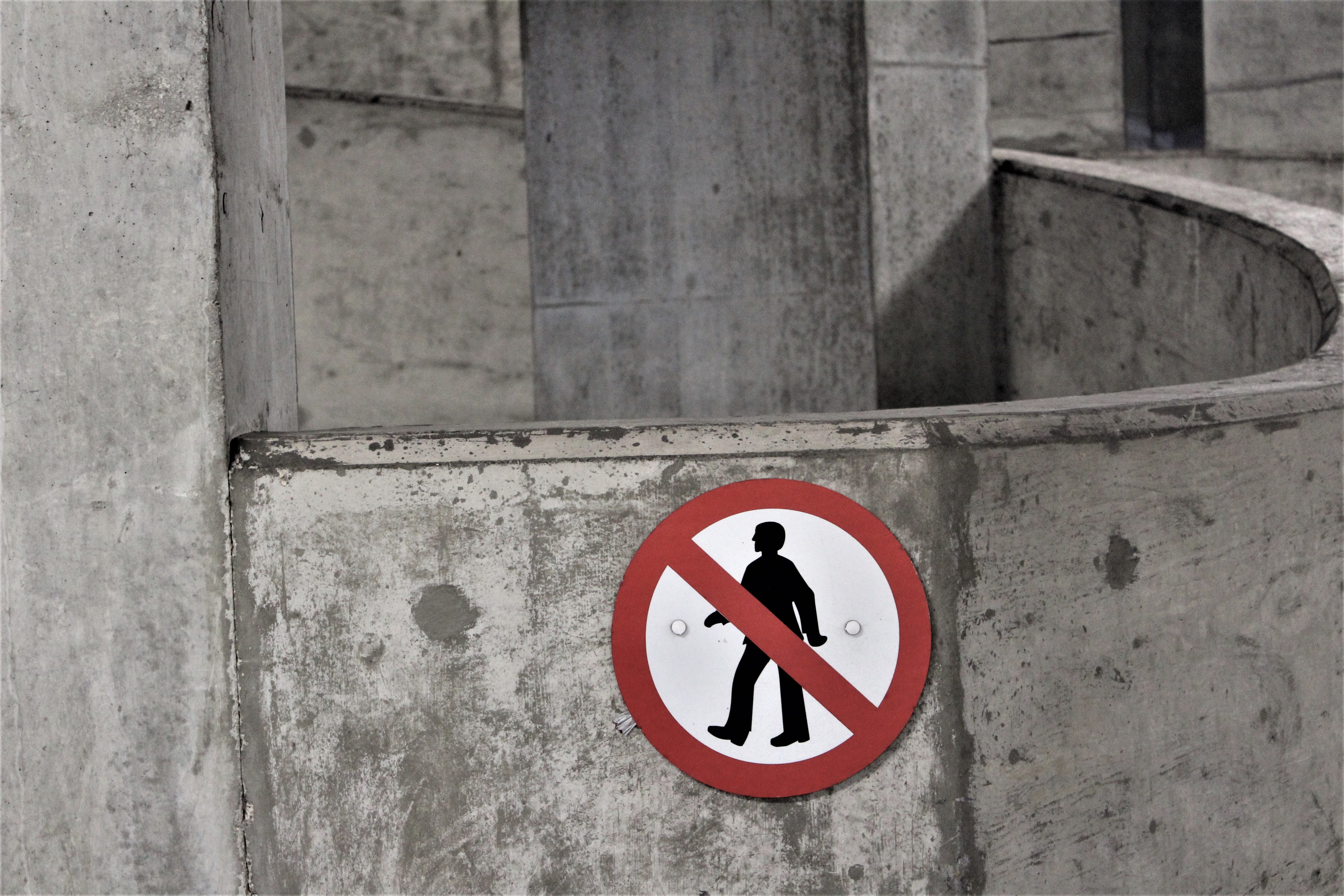 Foto af beton byggeri - adgang forbudt