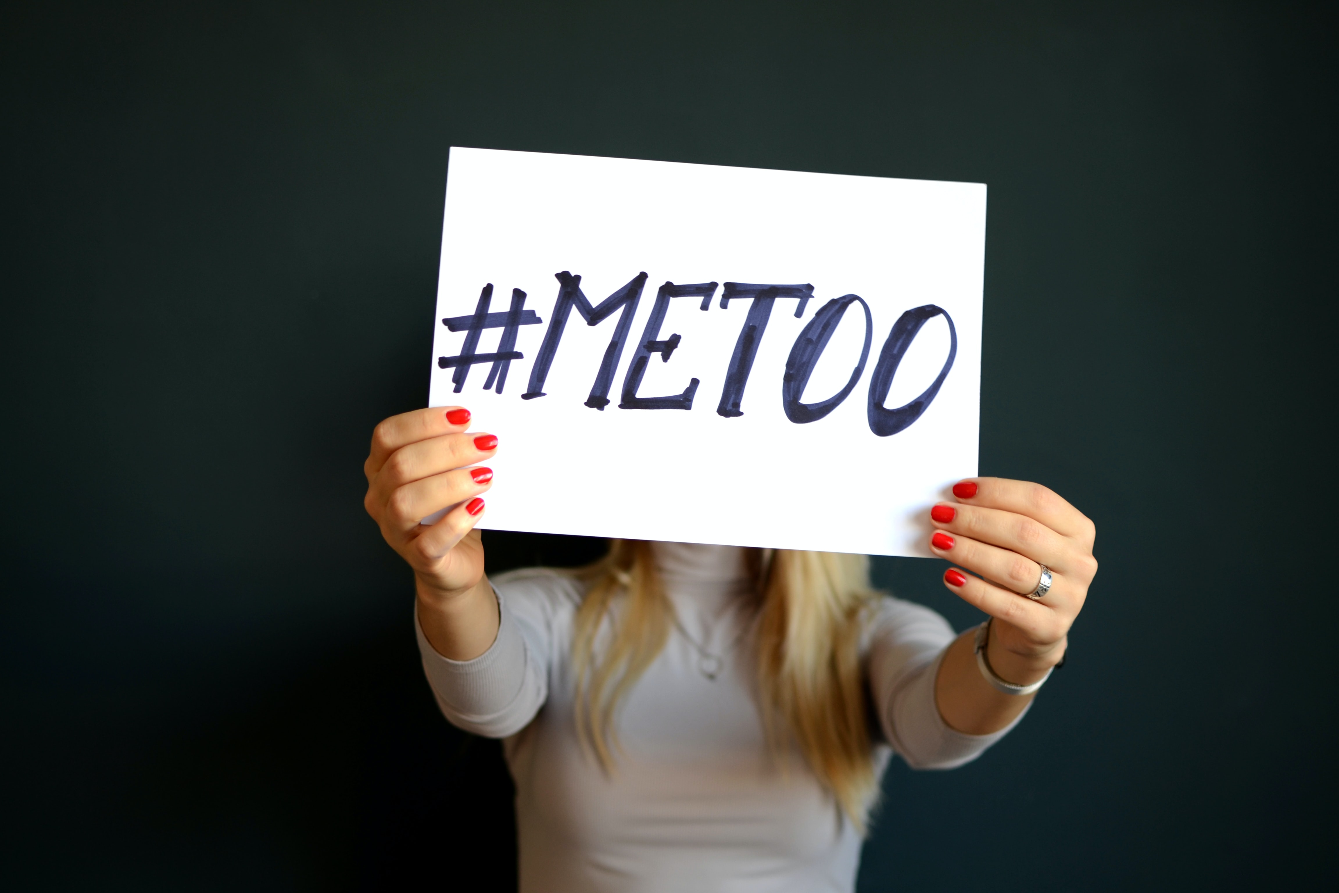 Foto af metoo-skilt