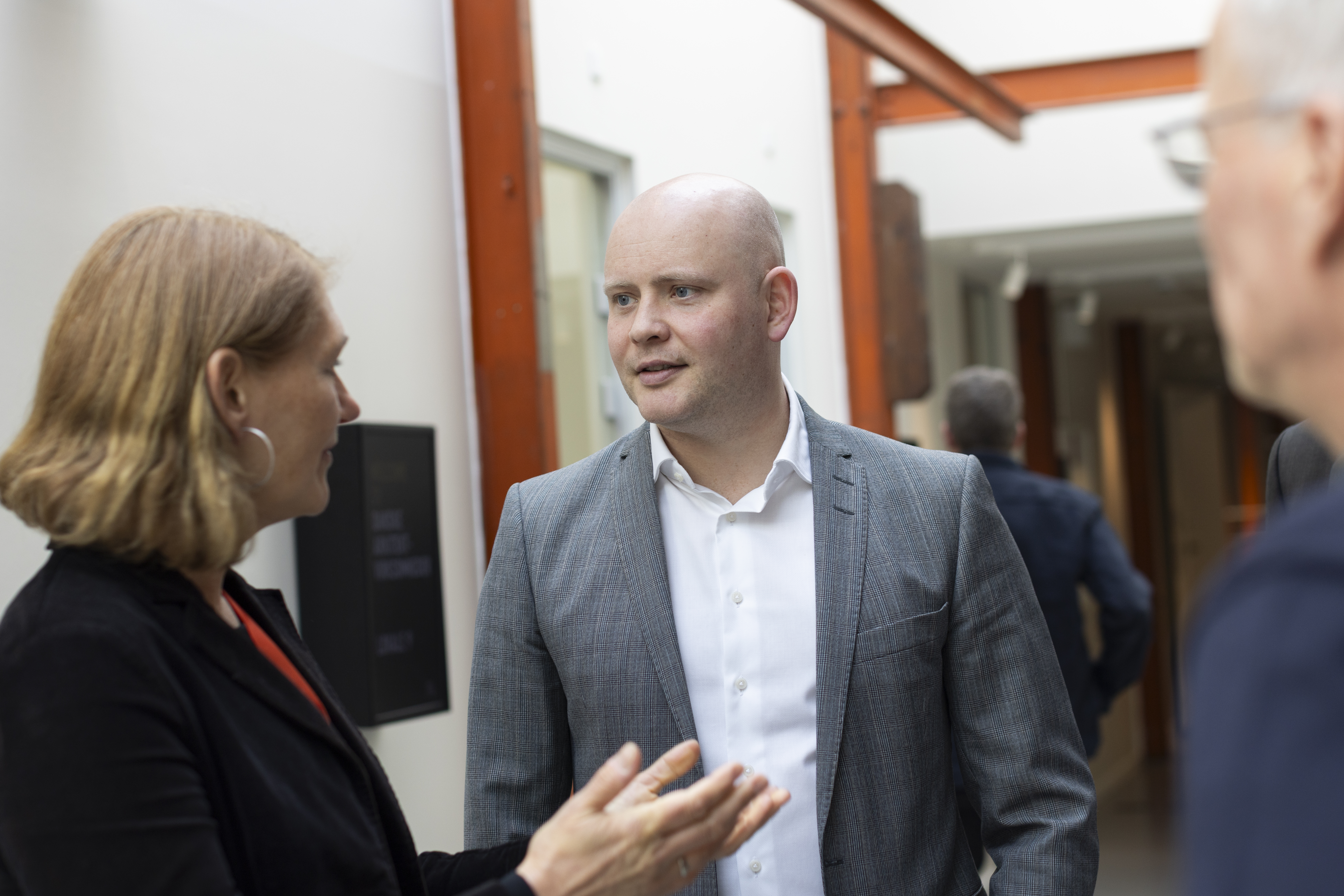 Billede af bestyrelsesleder Katja Viltoft og kulturminister Jakob Engel-Schmidt