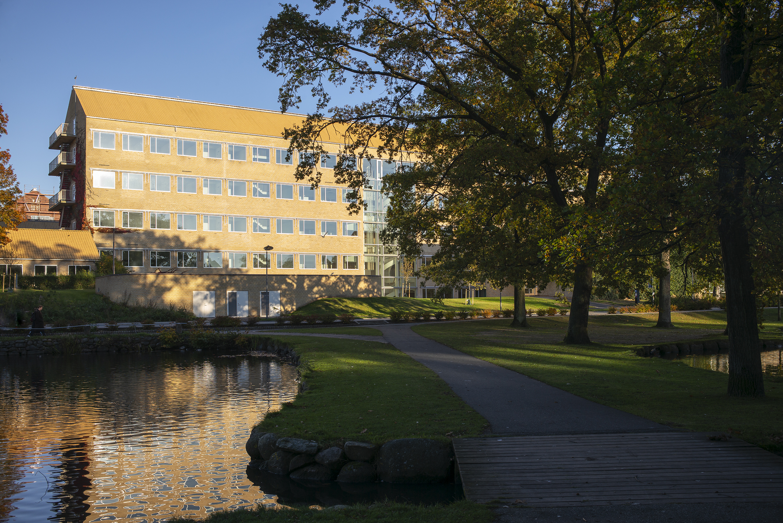 Landskabsarkitektur af LYTT Architecture ved Bartholin Komplekset i Aarhus