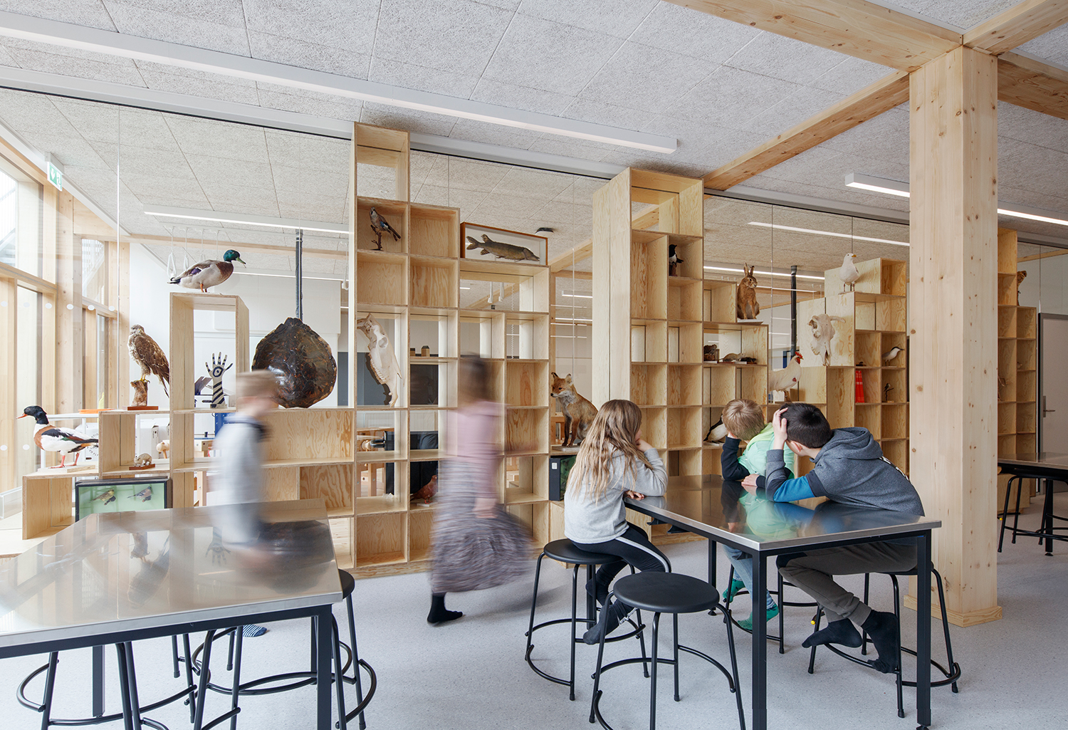 Multiværkstedet her på Haderslev-skolen Erlev Skole er til både billedkunst, håndværk, design og naturfag. Skolen, som er tegnet af Arkitema, vandt prisen som Årets Skolebyggeri 2021.
