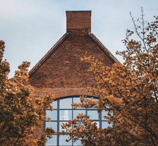 Foto af facade med vindue i gavlen