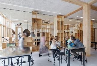 Multiværkstedet her på Erlev Skole i Haderslev er til både billedkunst, håndværk, design og naturfag. Skolen, som er tegnet af Arkitema, vandt prisen som Årets skolebyggeri i 2021.