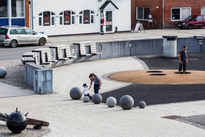 Højvandsmuren i Lemvig sikrer ikke bare byen mod stormflod men kan også bruges i det daglige til leg, ophold og forskellige aktiviteter. Foto: Kontraframe Foto af højvandsmøbel i Lemvig af Hasløv & Kjærsgaard