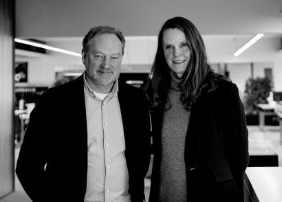Til venstre ses afgående direktør Tommy Falch og til højre nyudnævnt direktør Kirsten Anker Sørensen. Foto_ LINK arkitektur