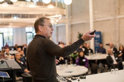 Søren Nielsen præsenterer Vandkunstens arbejde med LCA og LCC - livscyklusanalyser og totaløkonomiske beregninger på temamøde i Danske Arkitektvirksomheder om branchens udfordringer - og løsninger. Foto fra medlemsmøde hos Danske Arkitektvirksomheder