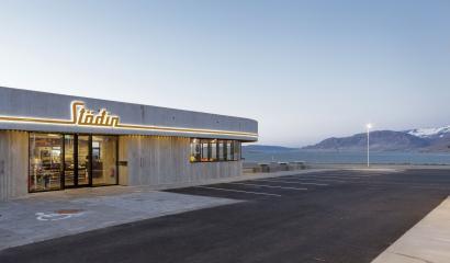 Foto af tankstation, restaurant på Island