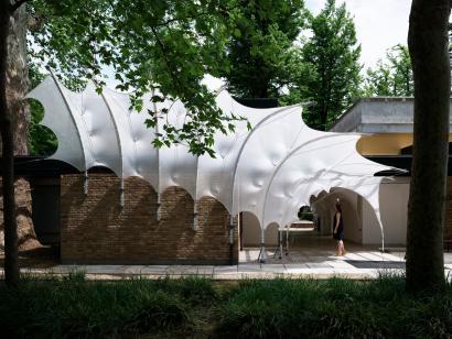 Den Danske Pavillon ved Arkitekturbiennalen i Venedig klædt i strik og klar til at tage imod de mange tusinde der vil lægge vejen forbi i løbet af sommer og efteråret 2018. Foto af den danske pavillon i Venedig 2018