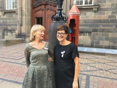 Mette Kynne Frandsen (th.) har sammen med bestyrelsesformand på Arkitektskolen Aarhus Ingelise Bogason (tv.) modtaget Kongehusets ridderkors. Foto af Ingelise Bogason og Mette Kynne Frandsen