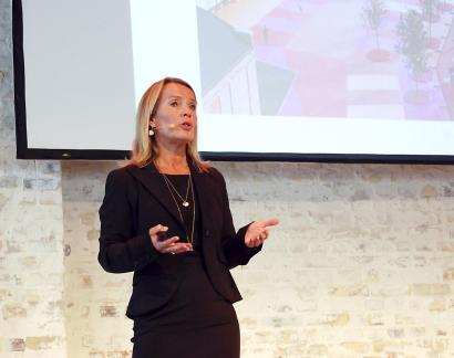 Lene Espersen, direktør i Danske Arkitektvirksomheder står sammen med Dansk Byggeri, BAT-Kartellet og FRI bag en opfordring til Folketinget og finansministeren om at lade kommunerne bryde anlægsloftet og hjælpe de trængte byggevirksomheder - og klimaet. Foto af Lene Espersen direktør hos Danske Arkitektvirksomheder