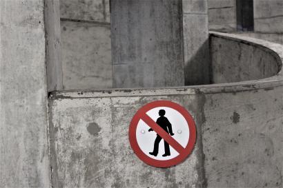 Foto af beton bygning - adgang forbudt skilt
