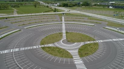 En fokuseret og langsigtet strategisk indsats har sat skub på arkitektur og byliv i Herning. Her er det ankomstområdet ved Boxen i Herning tegnet af Schønherr Landskab. Foto af ankomstområde ved Boxen Herning