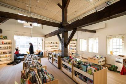 Foto af bibliotek i huset