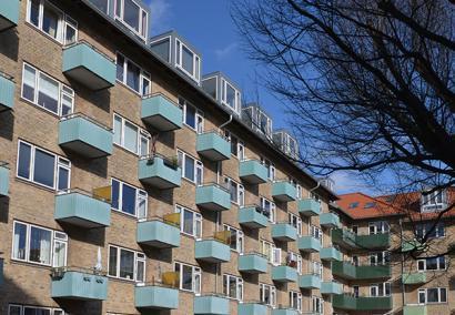 Trio Arkitekter arbejder ofte for boligforeninger og andre ikke-professionelle bygherrer, som ikke har kendskab til deres ansvar og derfor skal klædes på. Et besøg fra Videntjenesten for arbejdsmiljø gav anledning til en god drøftelse af nuværende rutiner. Foto af lejligheder