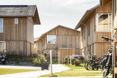 Vilhelm Lauritzen Arkitekter har sammen med Adserballe & Knudsen som totalentreprenør, ingeniørfirmaet Holmsgaard og Thing Brandt Landskab udviklet et nyt byggekoncept – CLT Flex. CLT Flex går i sin enkelthed ud på at skabe funktionelt fleksible, nutidige og gode boliger til en fornuftig pris. CLT Flex tager udgangspunkt i massive træelementer i krydslamineret træ – Cross Laminated Timber. Foto af Skademosen af Vilhelm Lauritzen Arkitekter