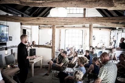 Vi inviterer til debat om design og holdbarhed - æstetik og bæredygtighed. Foto fra Cafe Fabers