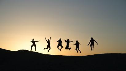 Foto af hoppende unge mennesker