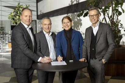 Bestyrelsesformænd og de to direktører fra FRI og Danske Arkitektvirksomheder underskriver fælles kodeks der skal begrænse transaktionsomkostninger ved udbud. Fra venstre: Henrik Winther, Henrik Garver, Katja Viltoft og Lars Storr-Hansen. Foto af Henrik Winther, Henrik Garver, Katja Viltoft og Lars Storr-Hansen