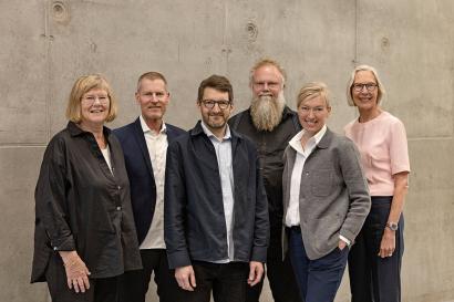 Praksis Arkitekters bestyrelse med den nye direktør. Fra venstre: Vibeke Frank, tidl. Group Vice President HR Carlsberg Breweries, Christian Hagemann, Arkitekt MAA, Christian Tilma, Direktør, Arkitekt MAA, Mette Tony, Indehaver, Arkitekt MAA Mads Bjørn Hansen, Indehaver, Arkitekt MAA og Maria Rørbye Rønn, Generaldirektør Danmarks Radio. Foto af Praksis Arkitekter