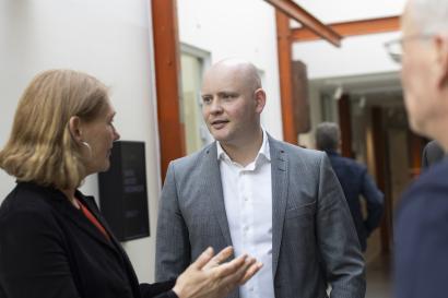 Billede af bestyrelsesleder Katja Viltoft og kulturminister Jakob Engel-Schmidt