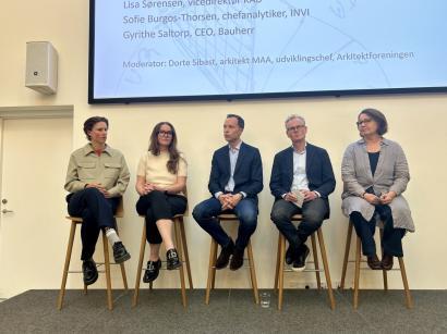 Deltagerne i paneldebatten – fra venstre: Sofie Burgos-Thorsen, chefanalytiker i INVI, Lisa Sørensen, vicedirektør i KAB, Frederik Bue Johnsen, partner i Winsløw, Lars Autrup, direktør i Arkitektforeningen og Gyrithe Saltorp, CEO i Bauherr. Foto fra seminar