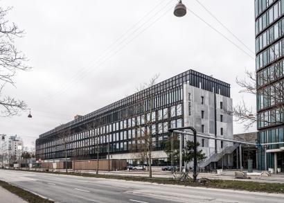 Transformationen af DSB’s tidligere godsbanehotel, KB32, på Kalvebod Brygge i København til moderne kontorejendom er blandt Vilhelm Lauritzen Arkitekters mest markante transformationer. Billede af KB32 taget af Rasmus Hjortshøj.