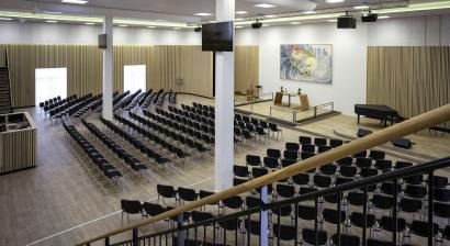 Arkitekt Lars Skinhøj har tegnet mange transformationsprojekter, blandt andet Skjern Bykirke – en innovativ kirke til både andagt, foredrag og rockkoncerter, hvor et tidligere slagteri er blevet ombygget til en topmoderne kirkesal med en række tilhørende lokaler og faciliteter.