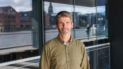 I artiklen udtaler Klaus Kellermann sig dels som bygherre i Roskilde Kommune, dels som chefkonsulent for bæredygtigt byggeri i Bygherreforeningen.